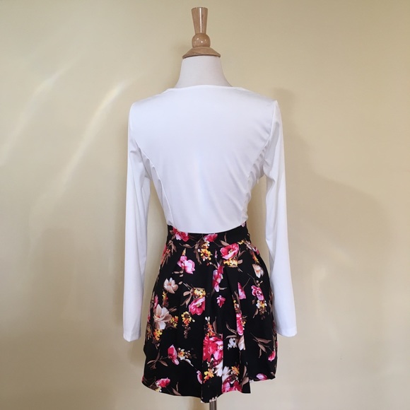 Bold Floral Pleated Sweetheart Neck Skater Dress - Picture 6 of 8